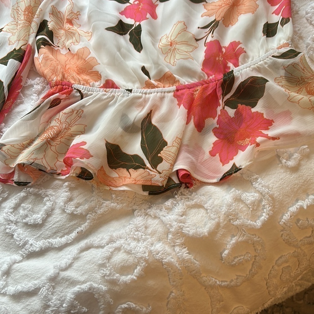 NWT Vici One shoulder Peplum Floral blouse, women’s size medium. - Picture 5 of 9